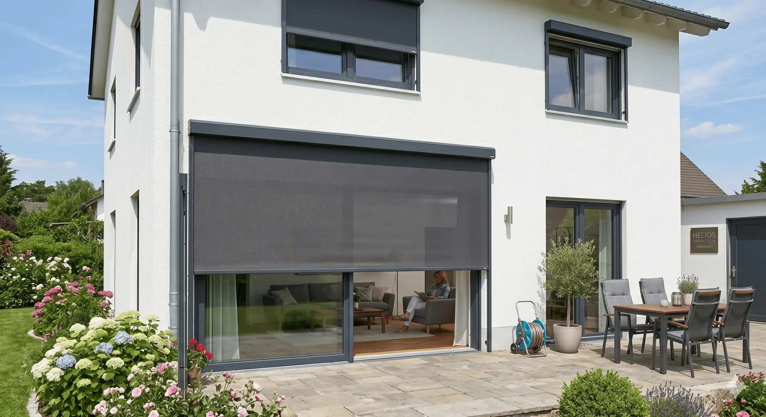 Senkrechtmarkise als Sonnen- und Sichtschutz an einer modernen Fensterfront