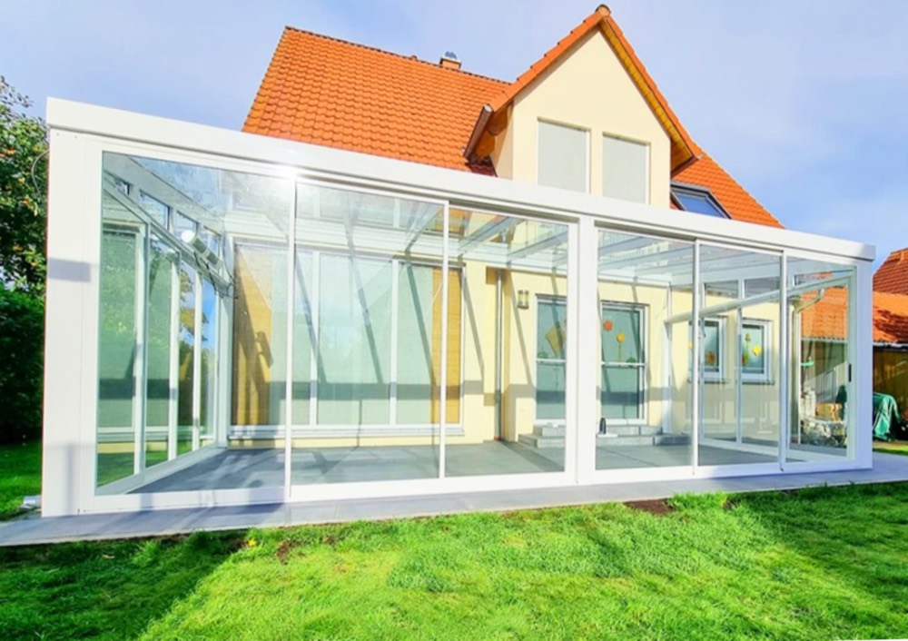 Kaltwintergarten – verglaster Terrassenanbau mit weißem Rahmen