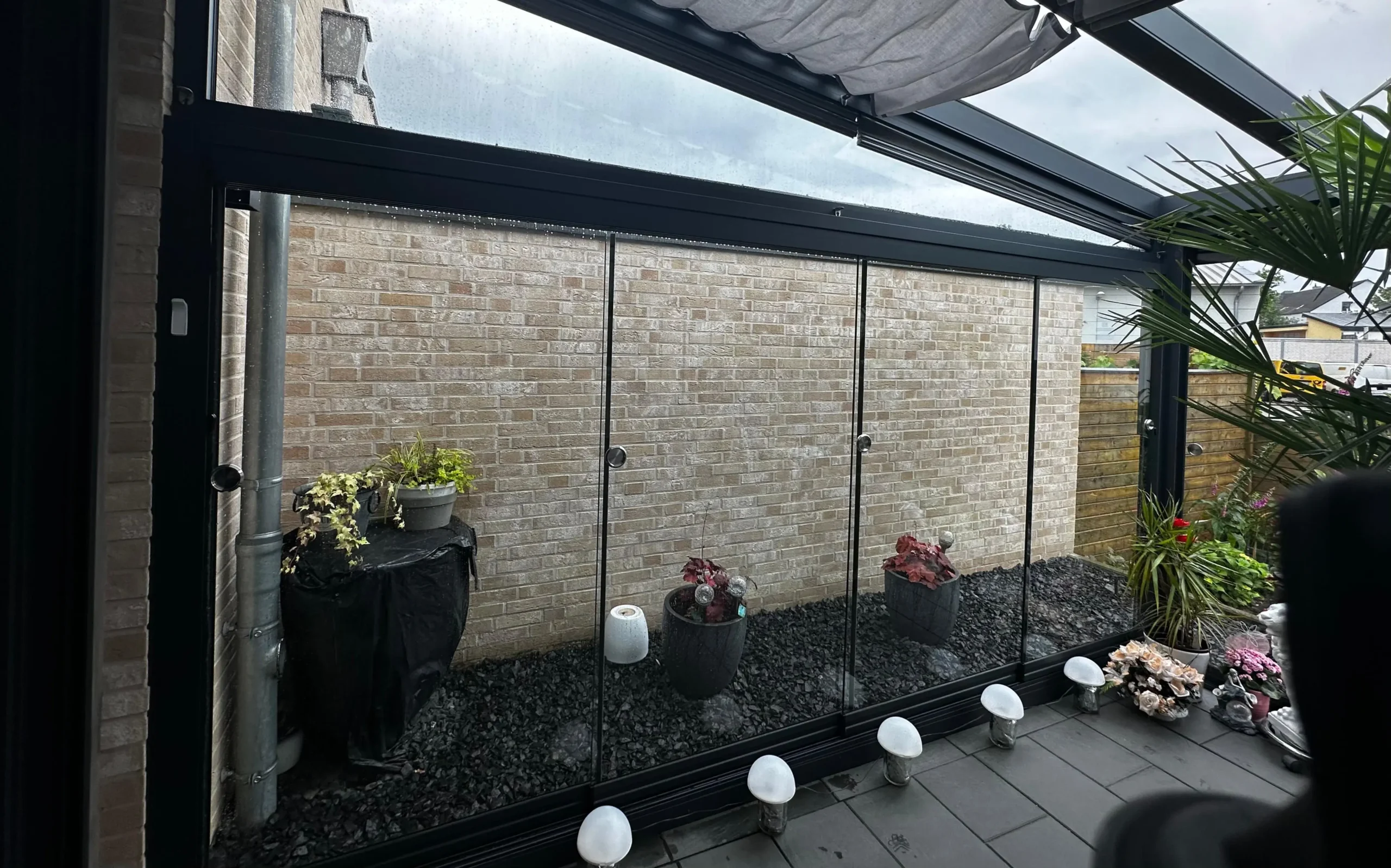 Glasschiebesystem an einer Terrassenüberdachung